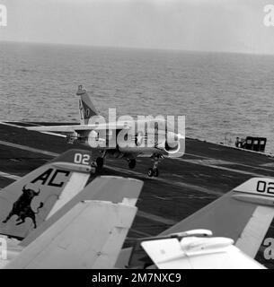 Una vista frontale destra di un aeromobile Corsair II a-7E da Light Attack Squadron 105 (VA-105) assegnato alla Carrier Air Wing 3 (CVW-3) che atterra a bordo della portaerei USS SARATOGA (CV-60) in corso al largo della costa della Florida. Paese: Oceano Atlantico (AOC) Foto Stock