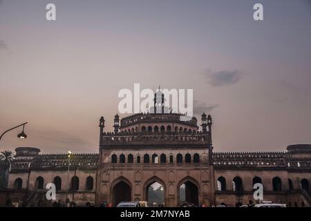 Rumi Darwaza anche conosciuto come porta turca in Lucknow è un antico fortilizio di architettura Awadhi in India Foto Stock