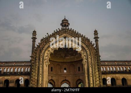 Rumi Darwaza anche conosciuto come porta turca in Lucknow è un antico fortilizio di architettura Awadhi in India Foto Stock
