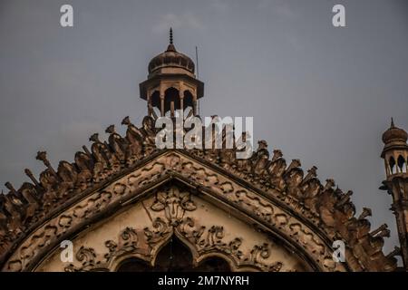 Rumi Darwaza anche conosciuto come porta turca in Lucknow è un antico fortilizio di architettura Awadhi in India Foto Stock