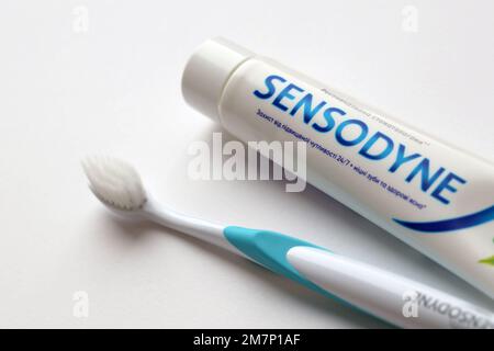 KIEV, UCRAINA - 4 MAGGIO 2022 Sensodyne fluoro o fluor è un dentifricio al fluoro che aiuta a proteggere contro la sensibilità dei denti Foto Stock