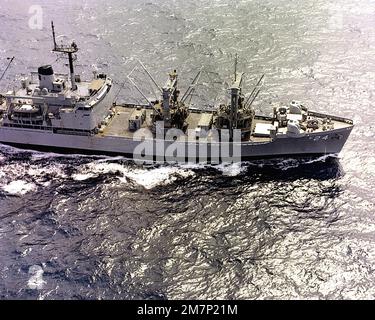 Una vista parziale a dritta della nave munizioni USS PYRO (AE 24) in corso. Paese: Oceano Pacifico (POC) Foto Stock