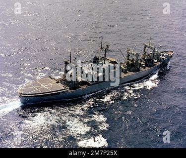 Una vista a tribordo della nave delle munizioni USS PYRO (AE 24) in corso. Paese: Oceano Pacifico (POC) Foto Stock
