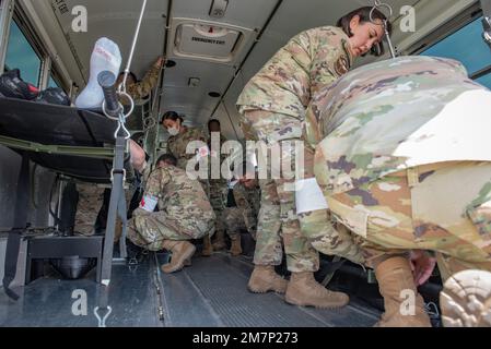 I membri del 374th Medical Group si preparano a trasportare una persona ferita simulata durante un esercizio di risposta a un incidente importante presso la base aerea di Yokota, Giappone, 11 maggio 2022. Il MARE ha testato la risposta della base a un incidente simulato di F-16 Fighting Falcon e la capacità di collaborare con i partner della missione. Grazie al supporto del Naval Air Facility Atsugi, del Commander Fleet Activities Yokosuka, della base aerea di Misawa e del Tokyo Fire Department, della Fussa Fire Station, questo era il mare più grande della storia di Yokota. Foto Stock