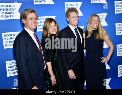Matthew Rauch Kennedy, left, and wife Katherine Lee Manning pose with