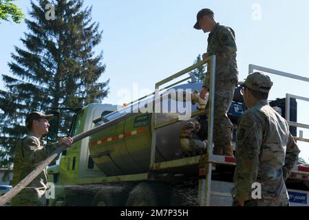 Gli airmen dell'ingegnere civile 786th Squadron usano un tubo flessibile per riempire un camion dell'acqua alla base aerea di Ramstein, Germania, 11 maggio 2022. Gli airman utilizzavano l'acqua per fare fango in preparazione alla leggendaria corsa di fango ospitata dallo Squadrone di supporto della forza del 86th. Foto Stock