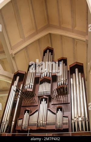 Chiesa strumento per organo a tubo in metallo e legno, nella chiesa cattolica di Abuja, Nigeria Foto Stock