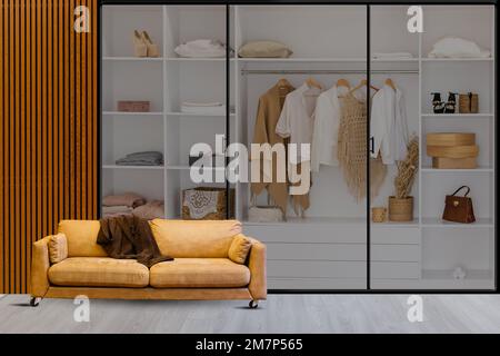 Grande armadio con vestiti in spogliatoio Foto stock - Alamy