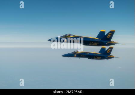 Due Stati Uniti Navy Blue Angels sorvola un KC-46A Pegasus assegnato alla 916th Air Refueling Wing durante un'operazione di rifornimento in aria sull'Arkansas, il 11 maggio 2022. I Blue Angels volarono originariamente il F6F Hellcat, ma nel corso dei decenni hanno volato diversi aerei, mentre la tecnologia dell'aviazione è migliorata. Foto Stock