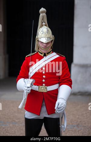 Londra regno unito 08 settembre 2013 la Guardia reale, Un soldato di cavalleria e membro della Guardia reale di vita del Queens all'entrata della Parata delle Guardie del Cavallo in Foto Stock