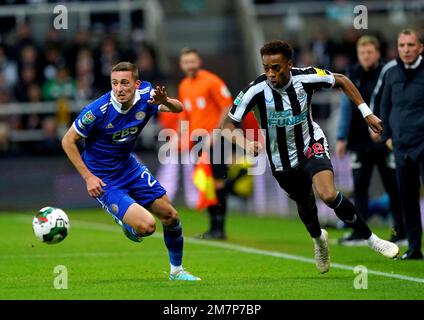 Timothy Castagne di Leicester City (a sinistra) e Joe Willock di Newcastle United si battono per la palla durante la partita di Quarter-Final della Carabao Cup a St. James' Park, Newcastle. Data immagine: Martedì 10 gennaio 2023. Foto Stock