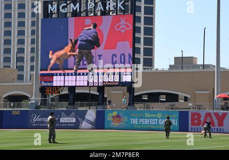 I membri dello Squadrone delle forze di sicurezza del 81st partecipano a una dimostrazione militare di cane da lavoro durante l'evento Biloxi Shuckers Education Day a Biloxi, Mississippi, 11 maggio 2022. L'evento ha permesso agli Airmen del 81st Training Group di allestire allestimenti per l'addestramento dei bambini in età scolare locali da visualizzare durante la partita dei Biloxi Shuckers. Foto Stock