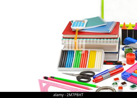 Una serie di forniture per la scuola e l'ufficio isolate su uno sfondo bianco. Spazio libero per il testo. Foto Stock