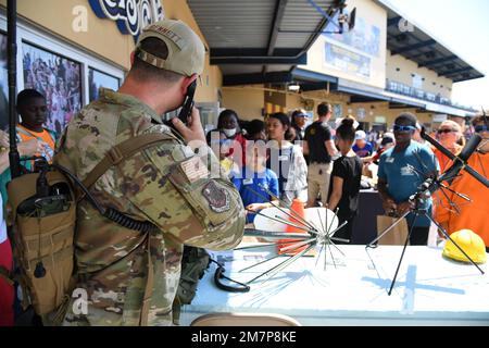 STATI UNITI Blake Bennett, istruttore di formazione 338th di Squadron, fornisce una dimostrazione sulle apparecchiature di trasmissione a radiofrequenza agli studenti e agli insegnanti della Scuola elementare centrale di Gulfport durante l'evento Biloxi Shuckers Education Day a Biloxi, Mississippi, 11 maggio 2022. L'evento ha permesso agli Airmen del 81st Training Group di allestire allestimenti per l'addestramento dei bambini in età scolare locali da visualizzare durante la partita dei Biloxi Shuckers. Foto Stock