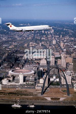 Una vista laterale destra di un aereo C-9 Nightingale in volo, con il Checkerdome e St Louis Arch sullo sfondo. L'aeromobile proviene dall'Ala Aeromedical Airlift 375th, che partecipa all'addestramento. La foto, intitolata 'St.. Louis Fly by,' ha vinto il secondo posto nella partecipazione al concorso FOTOGRAFICO AAV, settembre 1980. Base: Saint Louis Stato: Missouri (MO) Paese: Stati Uniti d'America (USA) Foto Stock