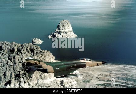 Una vista dal lato destro dell'aereo RF-4C Phantom II mentre vola lungo la riva del lago Pyramid. Questa foto è un concorso FOTOGRAFICO del 1980 maggio. Base: Reno Stato: Nevada (NV) Paese: Stati Uniti d'America (USA) Foto Stock