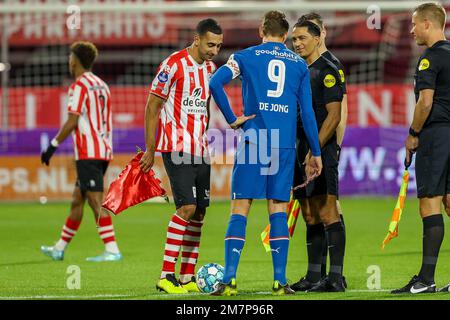 ROTTERDAM, PAESI BASSI - GENNAIO 10: Adil Auassar di Sparta Rotterdam, Luuk de Jong di PSV Eindhoven, Referee Serdar Gozubuyuk durante il toto olandese KNVB Cup Round nel 2 partita tra Sparta Rotterdam e PSV a Het Kasteel il 10 gennaio 2023 a Rotterdam, Paesi Bassi (Foto di Hans van der Valk/Orange Pictures) Foto Stock