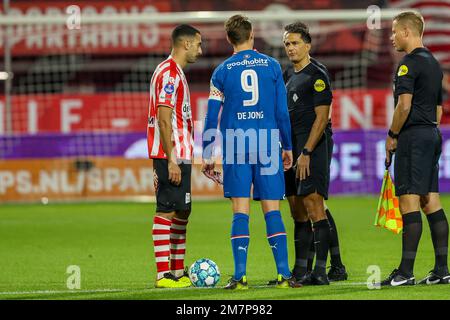 ROTTERDAM, PAESI BASSI - GENNAIO 10: Adil Auassar di Sparta Rotterdam, Luuk de Jong di PSV Eindhoven, Referee Serdar Gozubuyuk durante il toto olandese KNVB Cup Round nel 2 partita tra Sparta Rotterdam e PSV a Het Kasteel il 10 gennaio 2023 a Rotterdam, Paesi Bassi (Foto di Hans van der Valk/Orange Pictures) Foto Stock