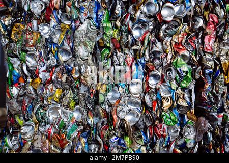 Pile di spazzatura. Lattine di alluminio pressate e confezionate. Foto Stock