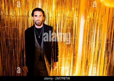 Berlino, Germania. 10th Jan, 2023. Murat Seven, attore, partecipa alla proiezione di gala del film "Babylon - Rausch der Ekstase" al Delphi Film Palace presso lo Zoo. Credit: Christoph Soeder/dpa/Alamy Live News Foto Stock