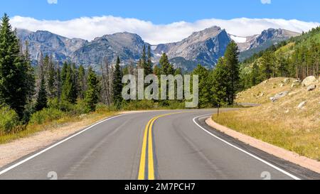 Bear Lake Road - Vista panoramica estiva mattutina di Bear Lake Road che si snoda verso aspre alte cime del Continental divide, il Parco Nazionale delle Montagne Rocciose. Foto Stock