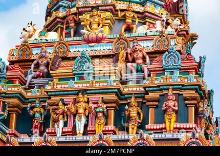 Decorazione colorata e decorata al tempio indù di Kaylasson, Port Louis, Mauritius Foto Stock