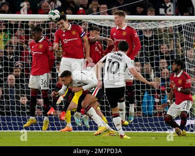 Manchester, Inghilterra, 10th gennaio 2023. Il calcio libero di Albie Morgan di Charlton Athletic è definito dal muro del Manchester Utd durante la partita della Carabao Cup a Old Trafford, Manchester. Il credito di immagine dovrebbe essere: Andrew Yates / Sportimage Foto Stock