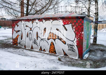 Street art. Sottostazione o trasformatore con graffiti murali nel distretto Suvilahti di Helsinki, Finlandia. Foto Stock