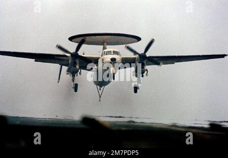 Un aeromobile Hawkeye e-2C, con il suo gancio di arresto abbassato, si avvicina al ponte di volo per un atterraggio a bordo della portaerei a energia nucleare USS DWIGHT D. EISENHOWER (CVN-69). L'e-2C è assegnato allo Squadrone di allarme rapido Airborne 121 (VAW-121). Seconda vista in una serie di cinque. Paese: Sconosciuto Foto Stock