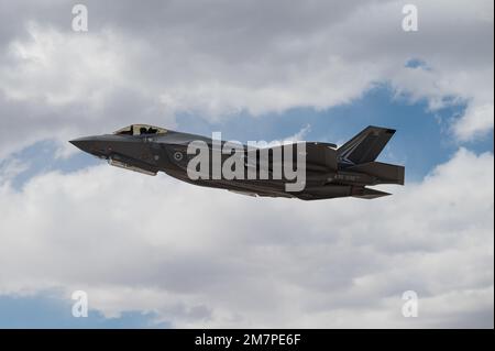 Una Royal Australian Air Force F-35A Lightning II decollerà in partecipazione alla Black Flag 22-1, Nellis Air Force base, Nevada, 11 maggio 2022. Black Flag 22-1 indaga le tecniche e la programmazione della guerra elettronica per accelerare gli sforzi congiunti di guerra elettronica. Foto Stock