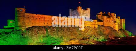 Castello di Bamburgh illuminato di notte, Northumberland, Inghilterra, Regno Unito Foto Stock