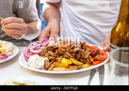 Souvlaki di manzo kebab in taverna greca Foto Stock