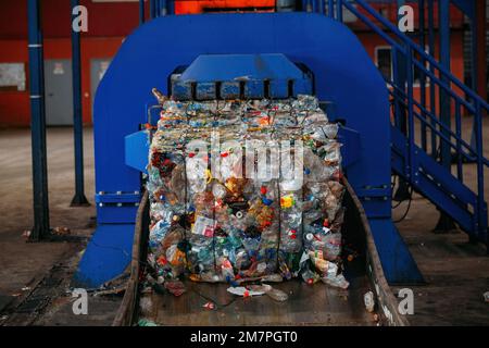 Moderno impianto di trattamento dei rifiuti. Bottiglie di plastica pressate e confezionate Foto Stock