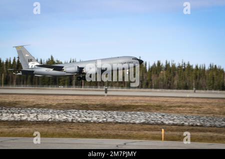 A 168th Wing KC-135 Stratotanker decade durante Red Flag-Alaska per rifornire i partner multinazionali, i servizi gemellati e i partner in blu sopra i cieli dell'Alaska, 11 maggio 2022. L'Alaska Air National Guard, 168th Wing, genera addestramento per la preparazione al combattimento mentre la task force della petroliera principale si riforniva di Red Flag-Alaska 22-1, fornendo opportunità di interoperabilità nel combattimento a circa 2.200 membri del servizio di tre nazioni, mantenendo e supportando oltre 90 velivoli e oltre 25 unità. Gli airmen della 168th Wing forniscono un supporto critico agli alleati attraverso il tempo di rifornimento rapido in volo permette Foto Stock