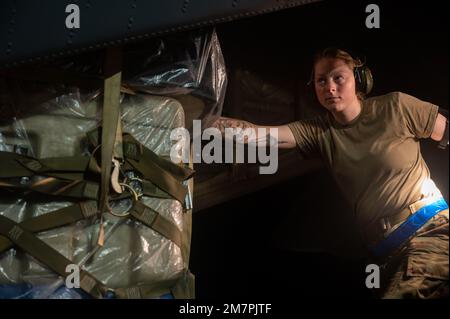 Un Airman assegnato al carico di 19th Airlift Wing su un C-130J Super Hercules durante la fase 1 di ROCKI 22-03 a Little Rock AFB, Arkansas, 11 maggio 2022. Progettati per convalidare le capacità di prontezza a spettro completo dell'ala di sollevamento, gli esercizi ROCKI sono in genere suddivisi in fasi distinte, ciascuna intenzionalmente destinata a valutare l'ala in varie funzioni di combattimento. La fase 1 di ROCKI 22-03 ha testato la capacità dell'ala di assemblare e distribuire rapidamente più di 300 persone. Foto Stock