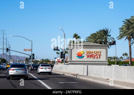 Sun City West, Arizona - 17 novembre 2022: Firma su Bell Rd per Sun City West, un auto-contenuto e autogestito, master pianificato, adulto attivo, golf reti Foto Stock