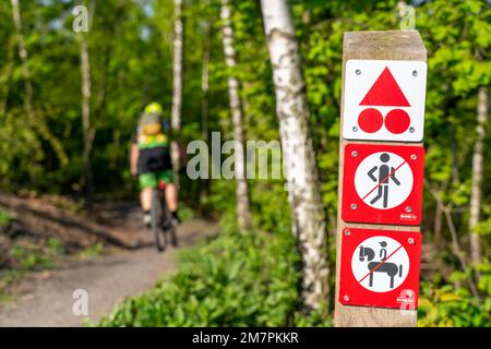 Segnale sul Brammentrail, sentiero per mountain bike sul Slagheap di Schurenbach, a Essen NRW, Germania, Foto Stock