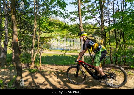 Brammentrail, sentiero per mountain bike sul cumulo di scorie di Schurenbach, a Essen NRW, Germania, Foto Stock