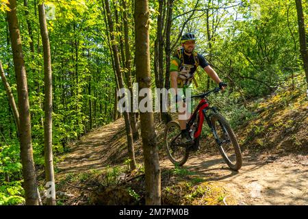 Brammentrail, sentiero per mountain bike sul cumulo di scorie di Schurenbach, a Essen NRW, Germania, Foto Stock