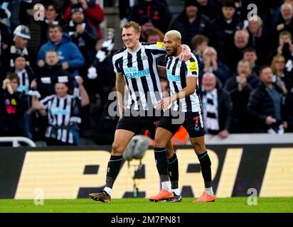 Dan Burn (a sinistra) del Newcastle United festeggia con Joelinton, il compagno di squadra, dopo aver segnato il primo gol della partita durante la partita di Quarter-Final della Carabao Cup a St James' Park, Newcastle. Data immagine: Martedì 10 gennaio 2023. Foto Stock