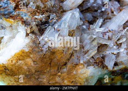 Fondo di cristalli di quarzo naturale sotto forma di schegge di ghiaccio sulla roccia. Cristalli naturali di cristallo di roccia non trattati. Foto Stock