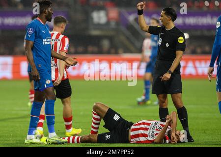 ROTTERDAM, PAESI BASSI - 10 GENNAIO: Adel Auassar di Sparta Rotterdam, Referee Serdar Gozubuyuk durante il toto olandese KNVB Cup Round nel 2, partita tra Sparta Rotterdam e PSV a Het Kasteel il 10 gennaio 2023 a Rotterdam, Paesi Bassi (Foto di Hans van der Valk/Orange Pictures) Foto Stock