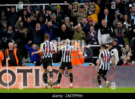 Joelinton (al centro) del Newcastle United festeggia davanti ai fan dopo aver segnato il secondo gol della partita durante la partita di Quarter-Final della Carabao Cup a St. James' Park, Newcastle. Data immagine: Martedì 10 gennaio 2023. Foto Stock