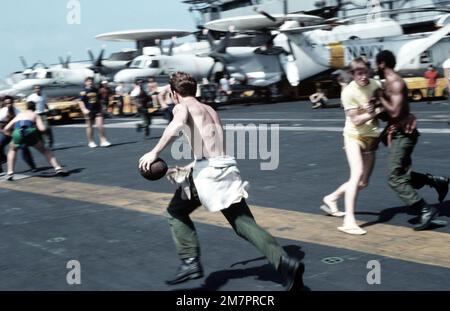 Gli equipaggi a bordo della portaerei USS MIDWAY (CV 41) giocano una partita di calcio sul ponte di volo durante un periodo di attesa. Paese: Oceano Pacifico (POC) Foto Stock