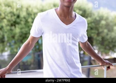 Immagine dell'uomo afroamericano in maglietta bianca a manica corta con copyspace Foto Stock
