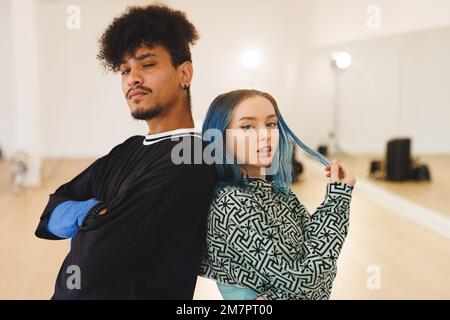 Immagine di diversi ballerini hip hop maschili e femminili che si propongono alla fotocamera Foto Stock