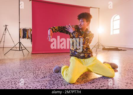 Immagine della ballerina biraciale maschile hip hop in studio Foto Stock