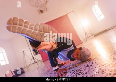 Immagine della ballerina biraciale maschile hip hop in studio Foto Stock