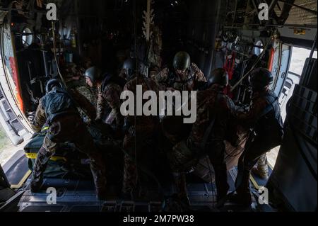 I padroni di velivoli assegnati al Gruppo operativo 103rd, 103rd Airlift Wing, Connecticut Air National Guard e i maestri italiani di salto paracadutisti si preparano a scaricare il carico durante una missione airdrop, come parte dell'esercizio Swift Response 22, 11 maggio 2022, a Pisa. Swift Response è un ente statunitense EUCOM in programma, USA L'Esercito europeo e l'Africa hanno condotto, e SETAF-AF ha guidato l'esercizio globale, concentrandosi sulla capacità delle forze aeree alleate di rispondere in modo rapido ed efficace alle situazioni di crisi in qualità di team interoperativo e multinazionale. Swift Response dimostra la proiezione della forza statunitense e alleata e l'alta rea Foto Stock