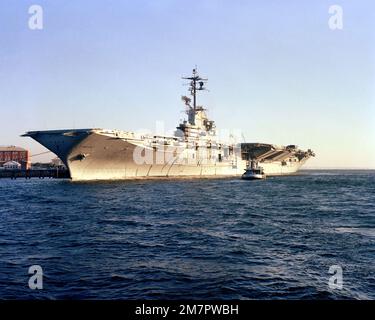 Vista di prua del porto della nave di addestramento di atterraggio dell'aeromobile ausiliario USS LEXINGTON (AVT 16) ormeggiata alla stazione aerea. Base: Naval Air Station, Pensacola Stato: Florida (FL) Paese: Stati Uniti d'America (USA) Foto Stock